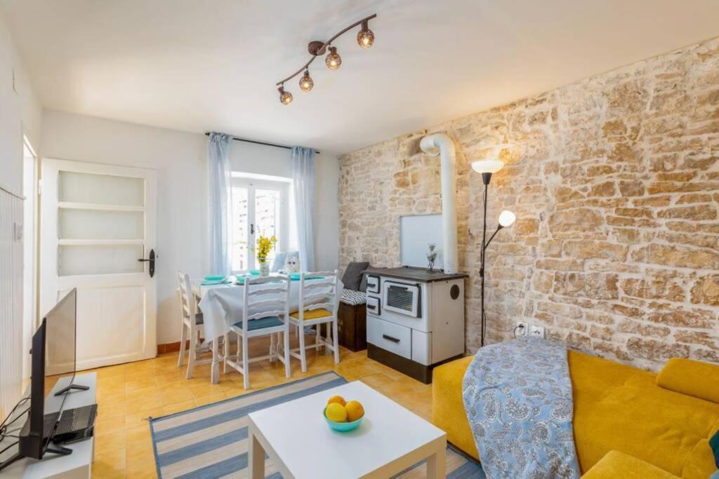 Villa Casa Di Pietra Matelici Divšići Exterior foto